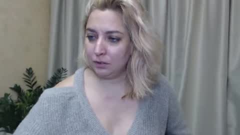 Snapshot of ohsweetiren chatting on December 10, 10:17 am Iren online show from December 10, 10:17 am