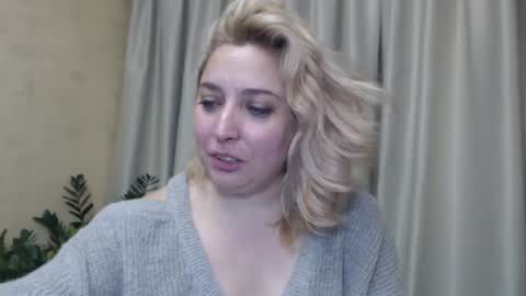 Snapshot of ohsweetiren chatting on December 12, 9:19 am Iren online show from December 12, 9:19 am