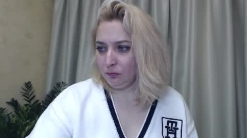 Snapshot of ohsweetiren chatting on December 15, 9:03 am Iren online show from December 15, 9:03 am