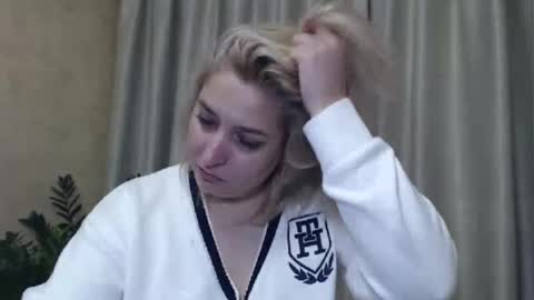 Snapshot of ohsweetiren chatting on December 15, 12:06 pm Iren online show from December 15, 12:06 pm