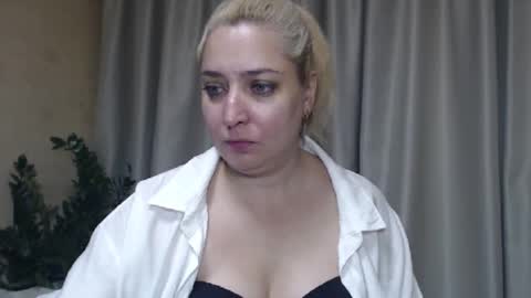 Snapshot of ohsweetiren chatting on September 21, 5:42 am Iren online show from September 21, 5:42 am