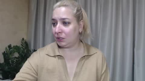 Snapshot of ohsweetiren chatting on October 5, 6:34 am Iren online show from October 5, 6:34 am