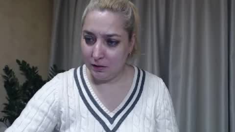 Snapshot of ohsweetiren chatting on December 5, 7:28 am Iren online show from December 5, 7:28 am