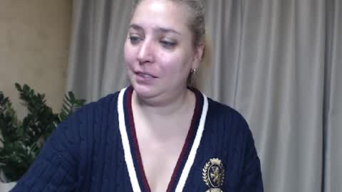 Snapshot of ohsweetiren chatting on December 15, 9:13 am Iren online show from December 15, 9:13 am