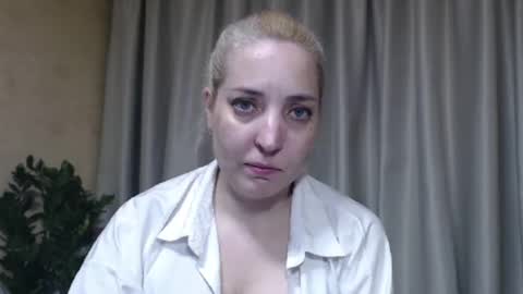 Snapshot of ohsweetmari chatting on June 3, 3:50 pm Mari online show from June 3, 3:50 pm