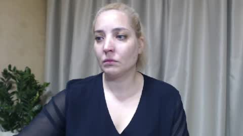 Snapshot of ohsweetmari chatting on June 4, 4:13 pm Mari online show from June 4, 4:13 pm