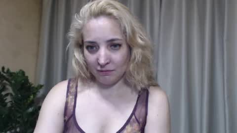 Snapshot of ohsweetmari chatting on June 9, 3:56 pm Mari online show from June 9, 3:56 pm