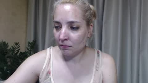 Snapshot of ohsweetmari chatting on June 24, 4:06 pm Mari online show from June 24, 4:06 pm