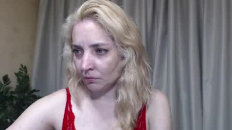 Snapshot of ohsweetmari chatting on July 16, 4:02 pm Mari online show from July 16, 4:02 pm