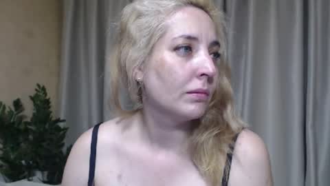 Snapshot of ohsweetmari chatting on July 17, 2:34 pm Mari online show from July 17, 2:34 pm