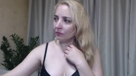 Snapshot of ohsweetmari chatting on July 30, 4:06 pm Mari online show from July 30, 4:06 pm