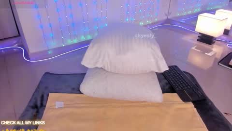 ohyesly_ online show from November 6, 11:00 am