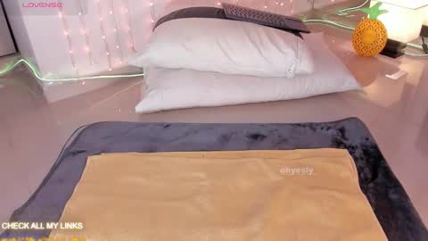 ohyesly_ online show from January 19, 10:08 am