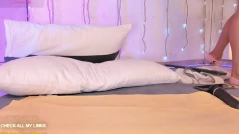 ohyesly_ online show from June 19, 3:05 pm