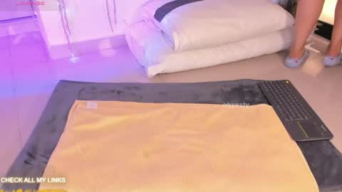 ohyesly_ online show from July 27, 9:38 am