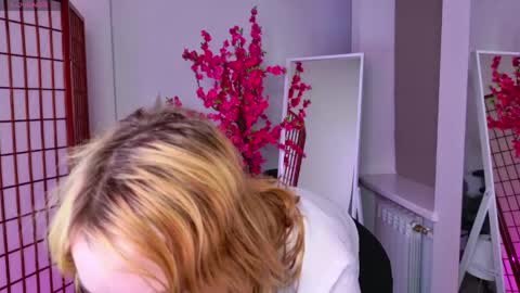 Snapshot of oksi_koxy chatting on May 24, 8:58 pm Karolina online show from May 24, 8:58 pm