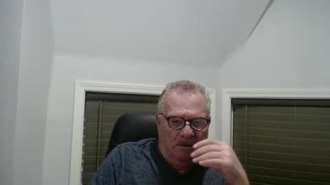 Snapshot of oldguybigd chatting on May 17, 5:05 am oldguybigd online show from May 17, 5:05 am