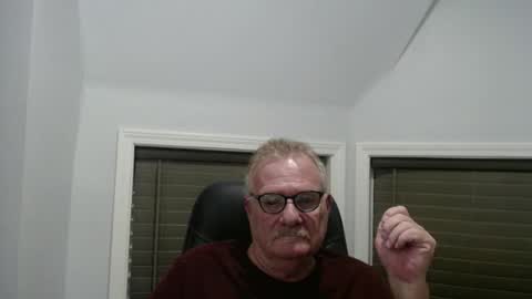Snapshot of oldguybigd chatting on May 18, 5:24 am oldguybigd online show from May 18, 5:24 am