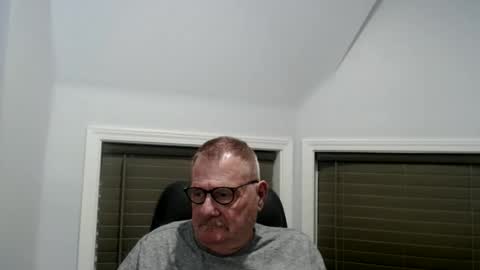 Snapshot of oldguybigd chatting on May 22, 6:31 am oldguybigd online show from May 22, 6:31 am