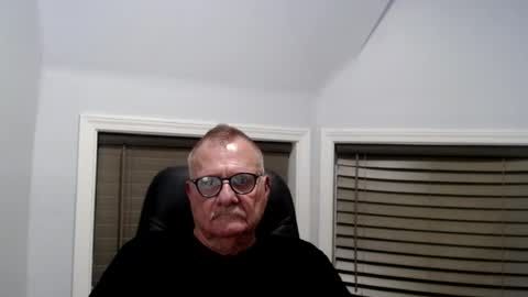 Snapshot of oldguybigd chatting on August 3, 5:28 am oldguybigd online show from August 3, 5:28 am