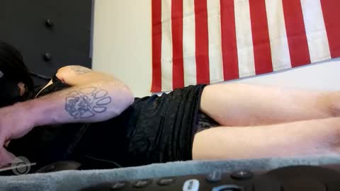 Snapshot of olewrench945706 chatting on October 25, 4:20 am Laura online show from October 25, 4:20 am