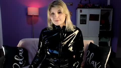 OliSunny Olivia online show from May 7, 6:46 pm