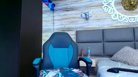 Snapshot of oliver__brown chatting on November 26, 10:44 pm Oliver online show from November 26, 10:44 pm