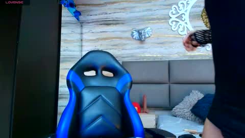 Snapshot of oliver__brown chatting on November 28, 9:50 pm Oliver online show from November 28, 9:50 pm