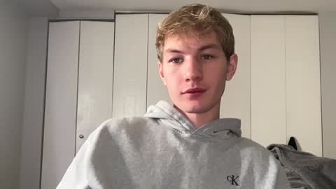 Snapshot of oliver_beck chatting on December 12, 2:15 am Oliver Beck online show from December 12, 2:15 am