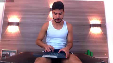 Snapshot of oliver_conort_ chatting on December 6, 4:03 am Olive Connort online show from December 6, 4:03 am