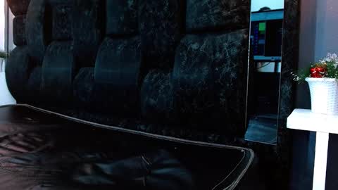 Snapshot of oliver_conort_ chatting on December 8, 9:57 am Olive Connort online show from December 8, 9:57 am