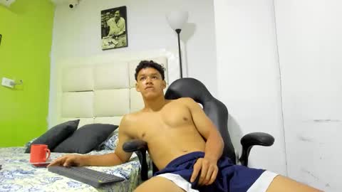 Snapshot of oliver_evans_19 chatting on April 21, 2:51 am O L I V E R online show from April 21, 2:51 am
