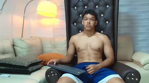 Snapshot of oliver_evans_19 chatting on June 1, 2:35 am O L I V E R online show from June 1, 2:35 am