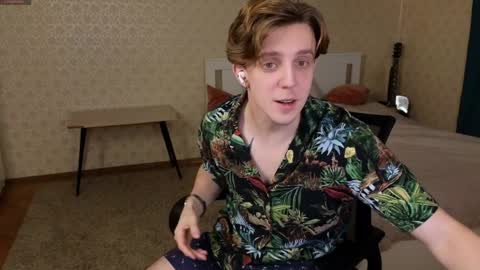 Snapshot of oliver_travis chatting on December 7, 1:03 am Oliver Evans online show from December 7, 1:03 am