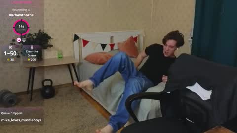 Snapshot of oliver_travis chatting on October 6, 12:41 am Oliver Evans online show from October 6, 12:41 am