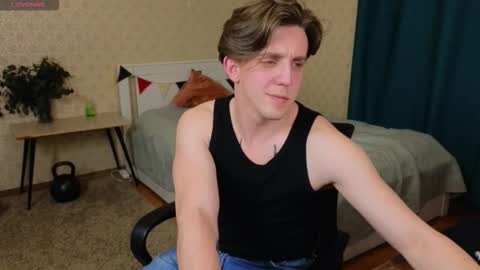 Snapshot of oliver_travis chatting on October 11, 12:21 am Oliver Evans online show from October 11, 12:21 am