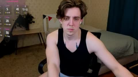 Snapshot of oliver_travis chatting on April 12, 3:33 am Oliver Evans online show from April 12, 3:33 am