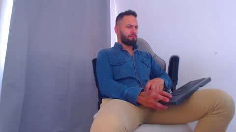 Snapshot of oliverdrew1 chatting on December 1, 5:13 pm oliver online show from December 1, 5:13 pm