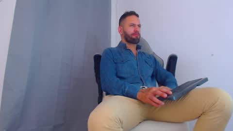 Snapshot of oliverdrew1 chatting on December 3, 12:24 am oliver online show from December 3, 12:24 am