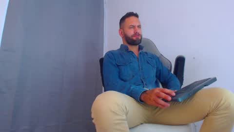 Snapshot of oliverdrew1 chatting on December 3, 9:56 pm oliver online show from December 3, 9:56 pm