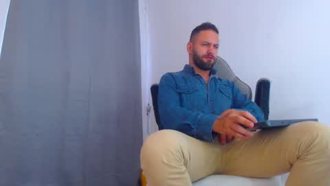 Snapshot of oliverdrew1 chatting on December 4, 9:57 pm oliver online show from December 4, 9:57 pm