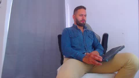 Snapshot of oliverdrew1 chatting on December 5, 6:44 pm oliver online show from December 5, 6:44 pm