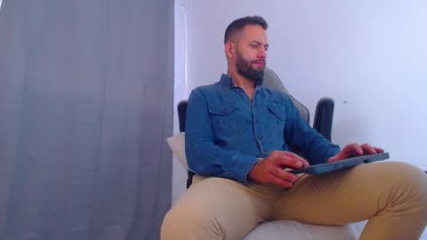 Snapshot of oliverdrew1 chatting on December 8, 7:11 pm oliver online show from December 8, 7:11 pm