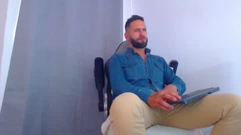 Snapshot of oliverdrew1 chatting on December 16, 8:37 pm oliver online show from December 16, 8:37 pm