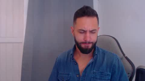 Snapshot of oliverdrew1 chatting on December 17, 11:16 pm oliver online show from December 17, 11:16 pm