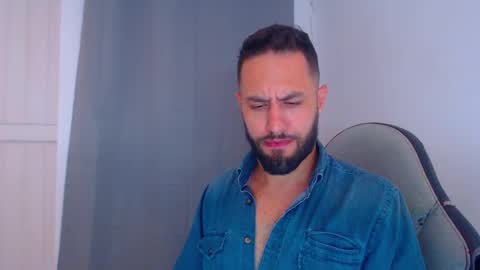 Snapshot of oliverdrew1 chatting on December 18, 10:46 pm oliver online show from December 18, 10:46 pm