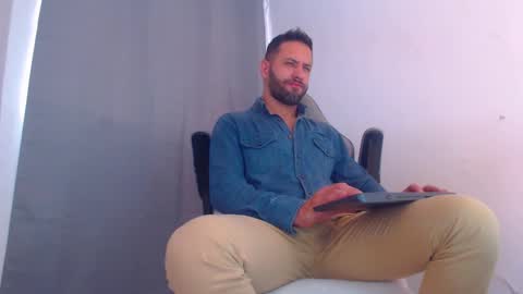 Snapshot of oliverdrew1 chatting on January 3, 7:29 pm oliver online show from January 3, 7:29 pm