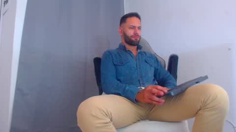 Snapshot of oliverdrew1 chatting on January 11, 11:35 pm oliver online show from January 11, 11:35 pm