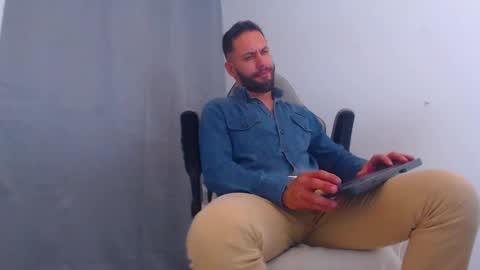 Snapshot of oliverdrew1 chatting on January 17, 1:36 am oliver online show from January 17, 1:36 am