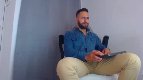 Snapshot of oliverdrew1 chatting on January 30, 1:44 am oliver online show from January 30, 1:44 am